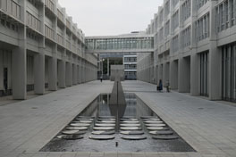 Hannsjörg Voth - Zwischen Sonnentor und Mondplatz [Between sun gate and moon court], 1992