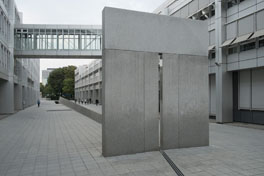 Hannsjörg Voth - Zwischen Sonnentor und Mondplatz [Between sun gate and moon court], 1992