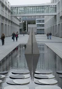 Hannsjörg Voth - Zwischen Sonnentor und Mondplatz [Between sun gate and moon court], 1992